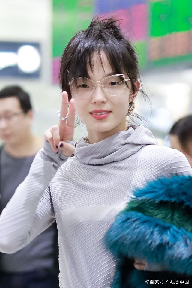 机场之上的雎晓雯,一路比v吐舌,相比台上气场强大